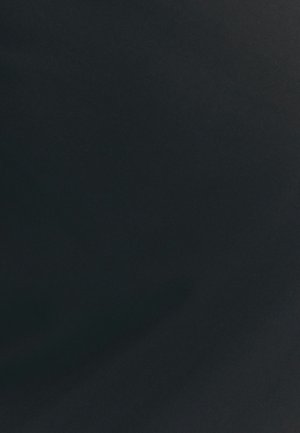 Čierna tkanina s hladkou textúrou a jemným leskom. Materiál pôsobí elasticky, vhodný pre priliehavé strihy.