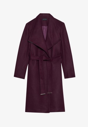 Bordeaux wolmix jas met een brede kraag, lange mouwen en een riem in de taille. Kenmerkt zich door een gladde textuur en zilveren accenten op de riem.