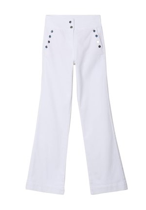 Weiße, aus Baumwolle gefertigte weit ausgestellte Hosen mit glatter Textur, ausgestattet mit fünf Knopfverschlüssen und blauen Akzentknöpfen an den vorderen Taschen.