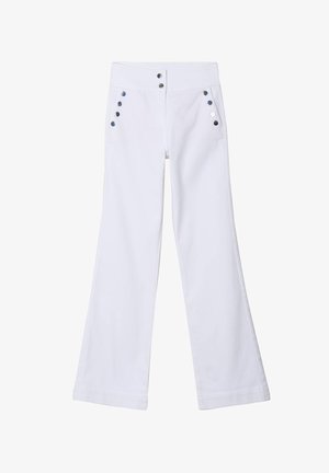 Pantalon évasé blanc en coton avec une texture lisse, comportant cinq boutons de fermeture et des boutons d'accent bleu le long des poches avant.