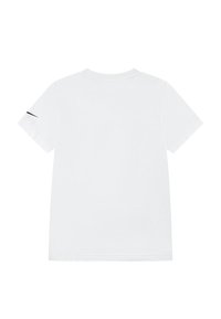 Maglietta bianca in cotone con maniche corte, scollo rotondo e un piccolo dettaglio logo nero sulla manica sinistra. Design semplice, tessuto leggero.