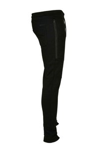 Pantalons de jogging noirs avec une coupe ajustée, taille élastique, poches latérales zippées et texture tissée douce. Pas de motifs visibles ni accents matériels.