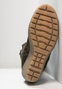 s.Oliver Kozačky s klínem - dark brown