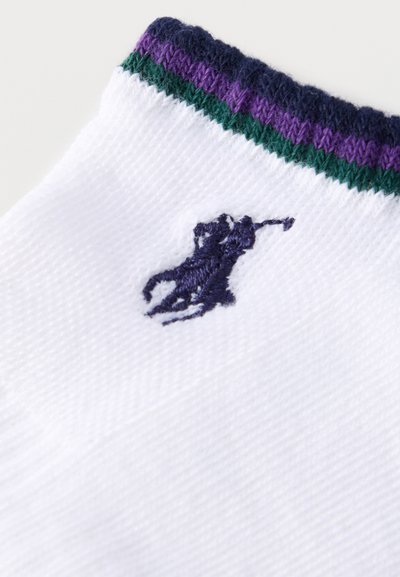 Tissu blanc avec logo joueur de polo bleu marine brodé et bord côtelé orné de rayures vertes, violettes et bleu marine.