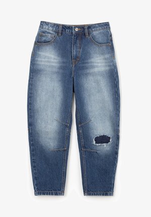 Denimjeans med en lys blå vask, der har slidte områder, fem lommer og kontrastfarvet syning langs sømmene.