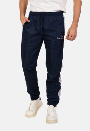 Marineblauwe sportbroek van lichtgewicht stof, met een verstelbare tailleband, zijzakken en gekleurde accenten.
