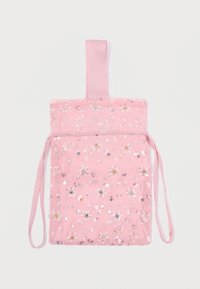 Saco de tecido rosa com adornos florais e lantejoulas. Apresenta um design plano, uma alça de fita e laços para fecho.