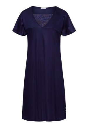 Vestido de color azul marino con escote en V, mangas cortas y detalle de encaje en el pecho. Tejido suave con un corte ligeramente holgado y diseño a la altura de la rodilla.
