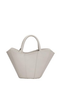 Lys grå læder tote taske med et unikt, vinklet design og to korte håndtag. Har stikninger og en glat tekstur.
