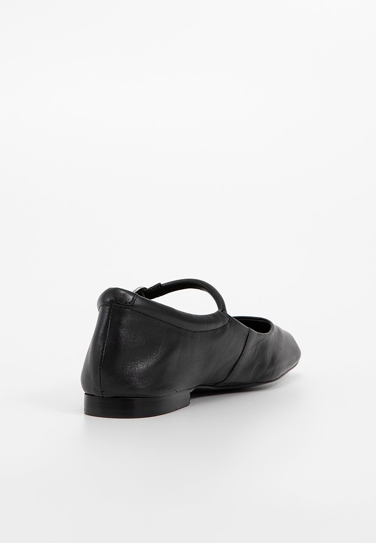 Schwarze Leder-Balletschuhe mit niedrigem Absatz, runder Spitze und verstellbarem Riemen. Glatte Textur und minimalistisches Design ohne sichtbare Muster.