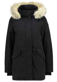 Giacca parka nera con cappuccio foderato in pelliccia sintetica, bottoni a pressione, tasche laterali e polsini a coste, caratterizzata da un taglio dritto e materiale resistente.
