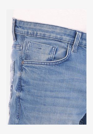 Lichtblauwe denim jeans met een klassiek vijf-pocketontwerp, slim fit en een subtiele vervaagde textuur met een klein detail van de voorzak.