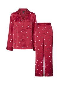 Ensemble de pyjama en satin rouge avec des motifs de cœurs blancs, haut à manches longues avec boutons et poche, et pantalon droit assorti.