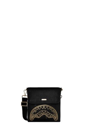 Bolso bandolera negro con detalles dorados en la cremallera y un diseño geométrico dorado de boca de tiburón en la solapa frontal.
