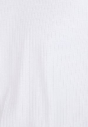 Tessuto bianco con una sottile texture a costine verticali e lievi pieghe, che creano morbide ombre sulla superficie.