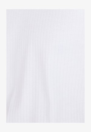 Tessuto bianco con una sottile texture a costine verticali e lievi pieghe, che creano morbide ombre sulla superficie.