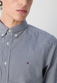Tommy Hilfiger MICRO GINGHAM SHIRT - Shirt - carbon navy/optic white