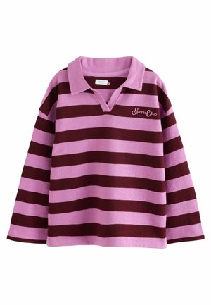 Polo de manga larga a rayas en rosa y rojo oscuro, con cuello y logo bordado de "Sports Club". Fabricado en tejido suave.