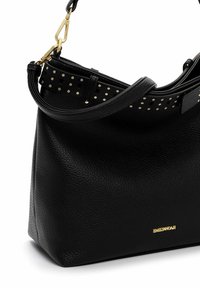 Mustast nahast käekott tekstuuriga viimistlusega, millel on täpitud rihm ja kuldsed metalldetailid. Omaduseks on struktureeritud kuju ja logosilt.