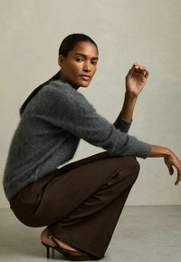 Reiss REGULAR FIT - CLAUDE HIGH RISE FLARED  - Housut - chocolate brown