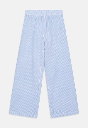 Lichtblauwe wijde broek met witte verticale strepen, met een elastische tailleband en een zachte textuur. Geschikt voor casual dragen.