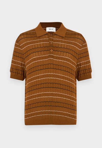 Καφέ πλεκτό πόλο μπλουζάκι με σχέδιο εναλλασσόμενων οριζόντιων ρίγων σε κρεμ και σκούρο καφέ, με κλασικό γιακά και κλείσιμο με τρία κουμπιά.