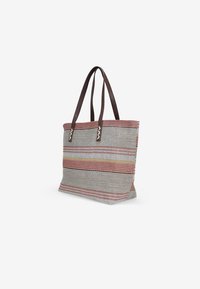 Borsa a tracolla a righe in materiale intrecciato con righe rosse, nere e gialle. Manici in pelle marrone e dettagli decorativi in metallo.