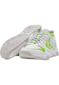 Scarpe sportive bianche con accenti verdi, tomaia in rete e suola in gomma testurizzata. Presentano un collare imbottito e lacci multicolori.