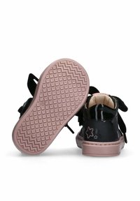 Zwarte lakleren schoenen met roze rubberen zolen, featuring een sterontwerp en strikaccenten, met een gladde oppervlakte en ronde vorm.