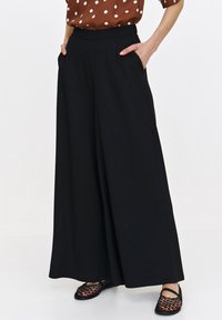 - Spodnie materiałowe