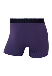Boxer homme violet avec une ceinture noire portant le texte blanc « CR7 Cristiano Ronaldo », vu de dos.
