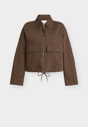 Veste marron à fermeture éclair avec grandes poches à rabat sur le devant, col, manches longues et cordon ajustable à l'ourlet.