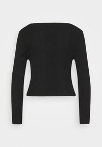 Haut long à manches en tricot côtelé noir avec un large décolleté droit et une silhouette ajustée, présentant une longueur courte et une texture lisse.
