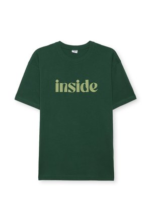 Camiseta de algodón verde con mangas cortas. Presenta la palabra "inside" impresa en un tono verde claro, con una tipografía redondeada, en el pecho.