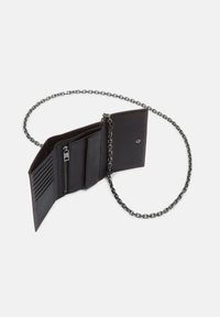 Czarna skórzana portfel z łańcuszkiem, z wieloma kieszonkami na karty, zamykaną komorą i gładką teksturą. Otwiera się pionowo.