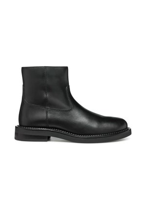 Czarny skórzany botek do kostki z zaokrąglonym noskiem, widocznymi przeszyciami, niskim obcasem i gładkim, wypolerowanym wykończeniem, widziany z boku.