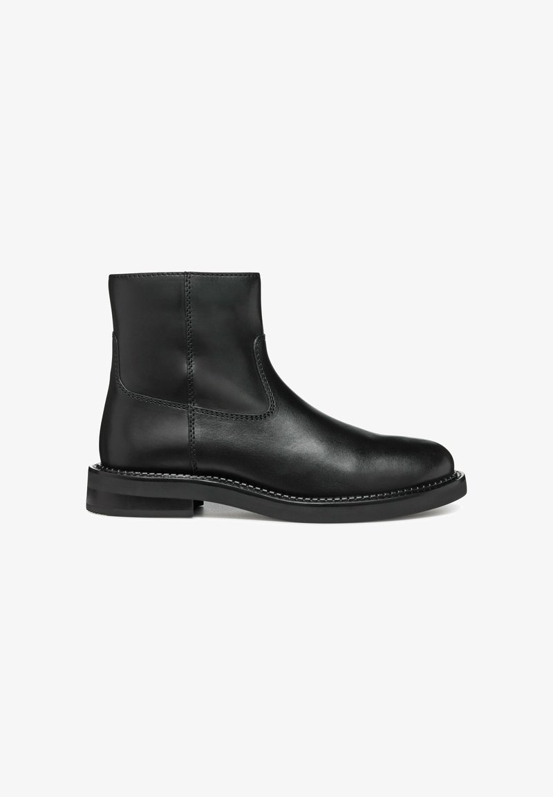 Bottine en cuir noir avec bout rond, coutures visibles, petit talon et finition lisse et polie, vue de côté.