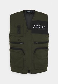 Grüne Arbeitweste mit mehreren Reißverschluss- und Klettverschlusstaschen, gepolstertes Design und schwarzem Akzentpaneel mit "PARELLEX"-Logo.