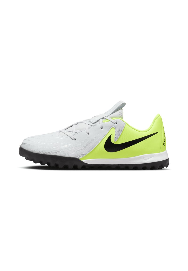 Baskets blanches avec un accent vert fluo, logo swoosh noir, tige texturée et semelle en caoutchouc noir conçue pour l'adhérence.