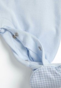 Bodysuit en coton bleu clair avec des boutons-pression en bas et un col à motif à carreaux. Texture douce et bords arrondis.