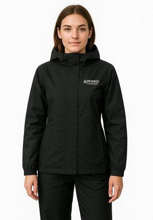 Schwarze wasserdichte Jacke mit Kapuze, mit einem Reißverschluss vorne, elastischen Bündchen und einem kleinen weißen Logo auf der linken Brust. Glatte Textur.