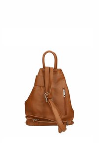 Mochila de cuero marrón claro con un acabado texturizado, forma cónica, asa superior, correa ajustable y un bolsillo con cremallera en el lateral.