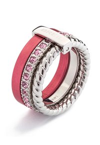 Anillo apilado que presenta una banda de plata pulida, una banda de plata trenzada y una banda rosa mate con cristales rosas incrustados.