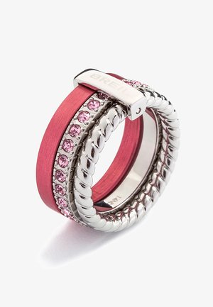 Gelaagde ring met een gepolijste zilveren band, een gevlochten zilveren band en een matte roze band met ingebedde roze kristallen.