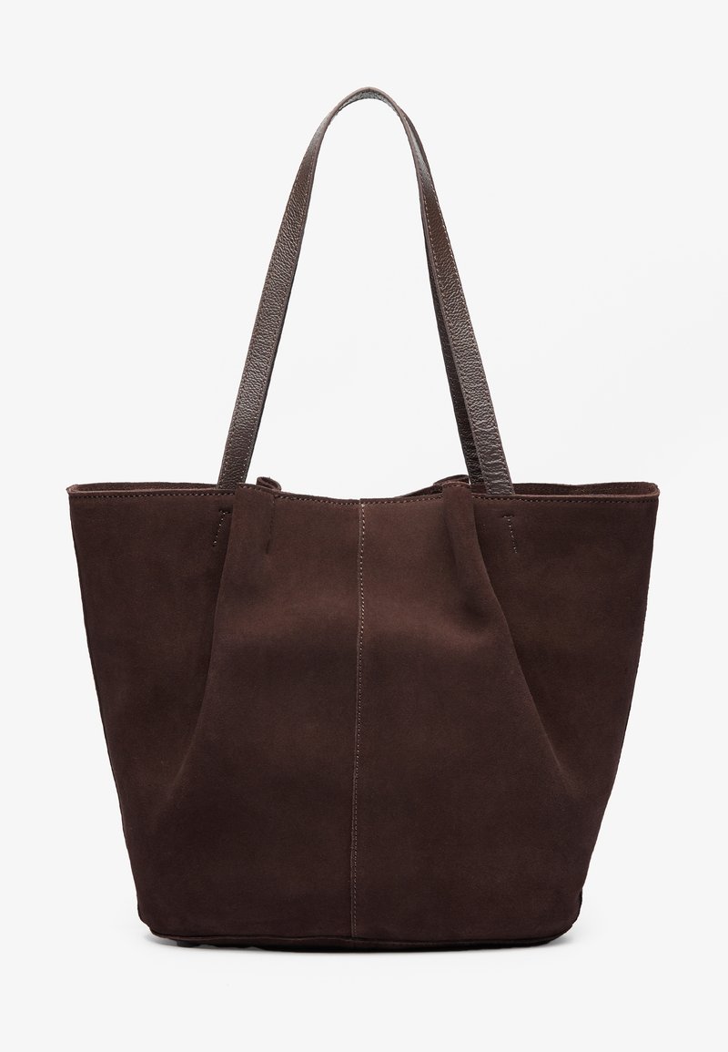 Sac cabas en daim marron foncé avec deux fines bretelles en cuir et un design simple et épuré sur fond blanc.