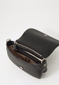 Borsa a tracolla in pelle nera con zip e accessori dorati. La parte superiore aperta rivela un rivestimento beige e una tasca interna per l'organizzazione.