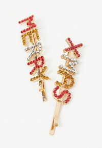 Zlaté vlásenky zdobené barevnými rhinestony v červené, žluté a stříbrné, tvořící písmena. Hladký povrch, moderní design.