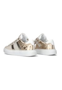 Metallische gouden sneakers met witte accenten, voorzien van een gladde textuur, ronde neus en zwarte strepen aan de zijkant. Witte rubberen zool en veterogen.