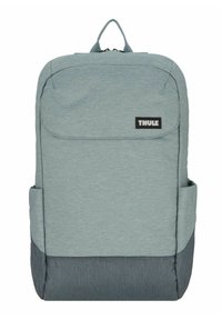 Zaino in tessuto blu chiaro con manico superiore, tasca frontale, tasche laterali e fondo grigio scuro. Presenta un logo nero ben visibile.