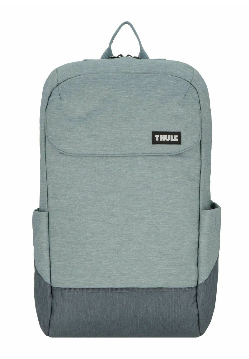 Zaino in tessuto blu chiaro con manico superiore, tasca frontale, tasche laterali e fondo grigio scuro. Presenta un logo nero ben visibile.